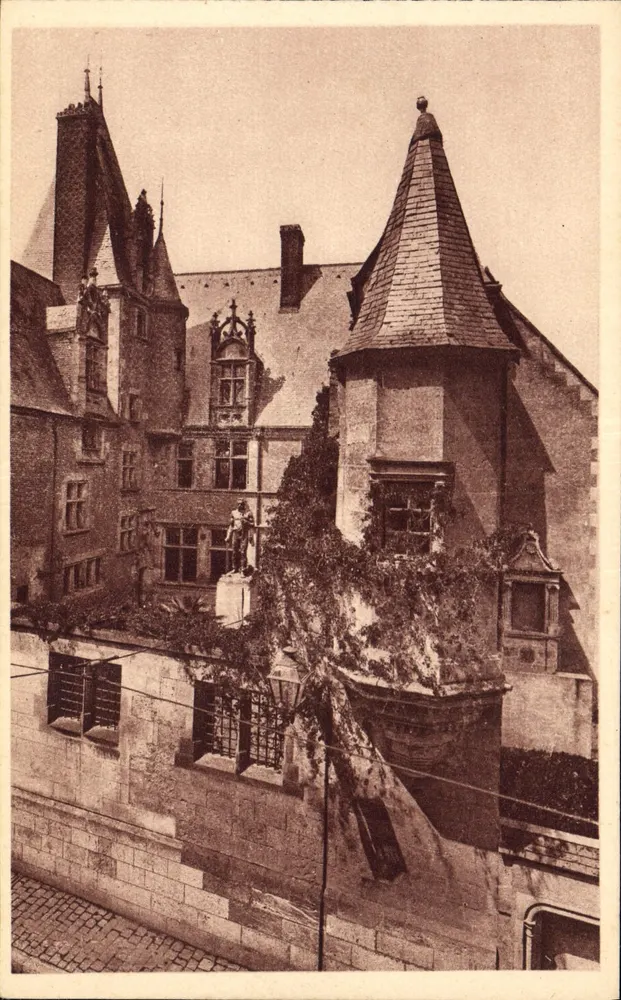 Vista do castelo de Bourges — editor Hotel Cujas, n°80 - Frente