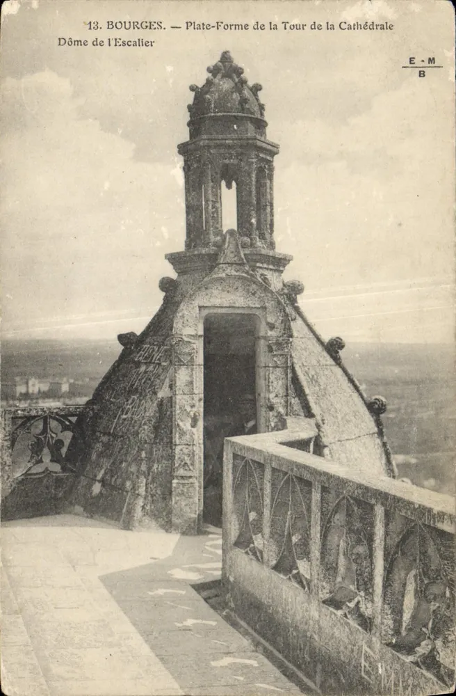 Bourges — Plattform der Kathedrale — Dach des Treppenhauses — E-M B - Vorderseite