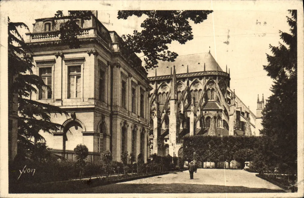 Bourges (Cher) — L'Hôtel de Ville et l'Abside de la Cathédrale — Yvon, n°17 - Recto