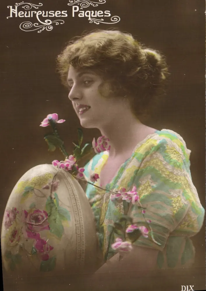 Mulher segurando um ovo de Páscoa decorado — Felizes Páscoas — DIX - Frente