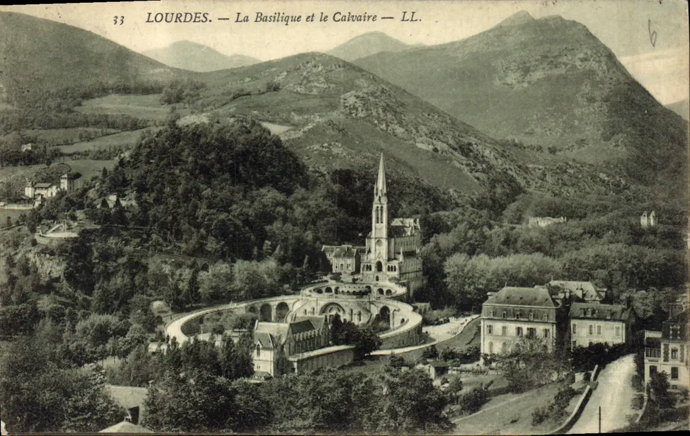 Lourdes — A Basílica e o Calvário — LL. — n°33 - Frente
