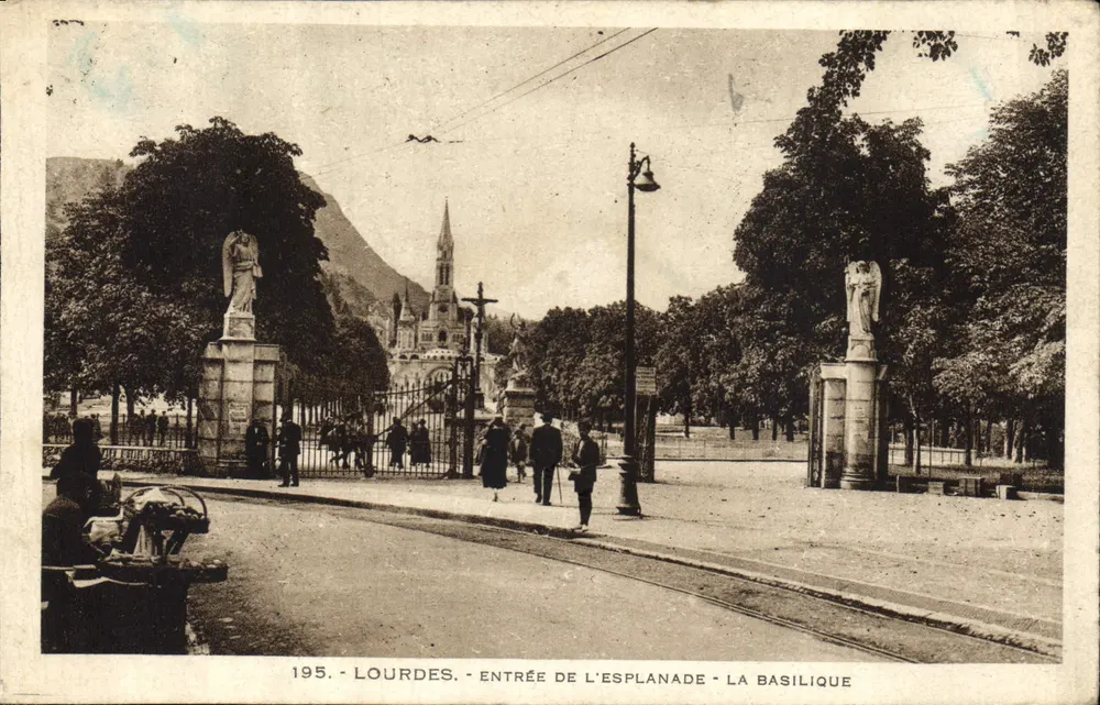 Lourdes - Entrada da Esplanada - A Basílica - Frente