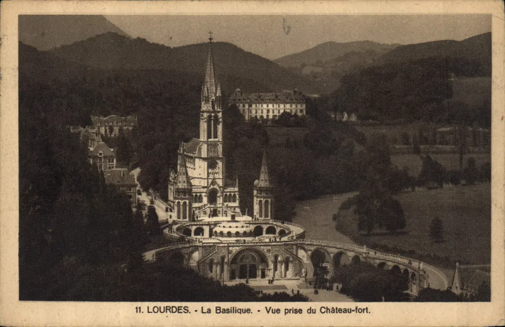 Lourdes - Die Basilika - Ansicht vom Schlossfelsen - Vorderseite