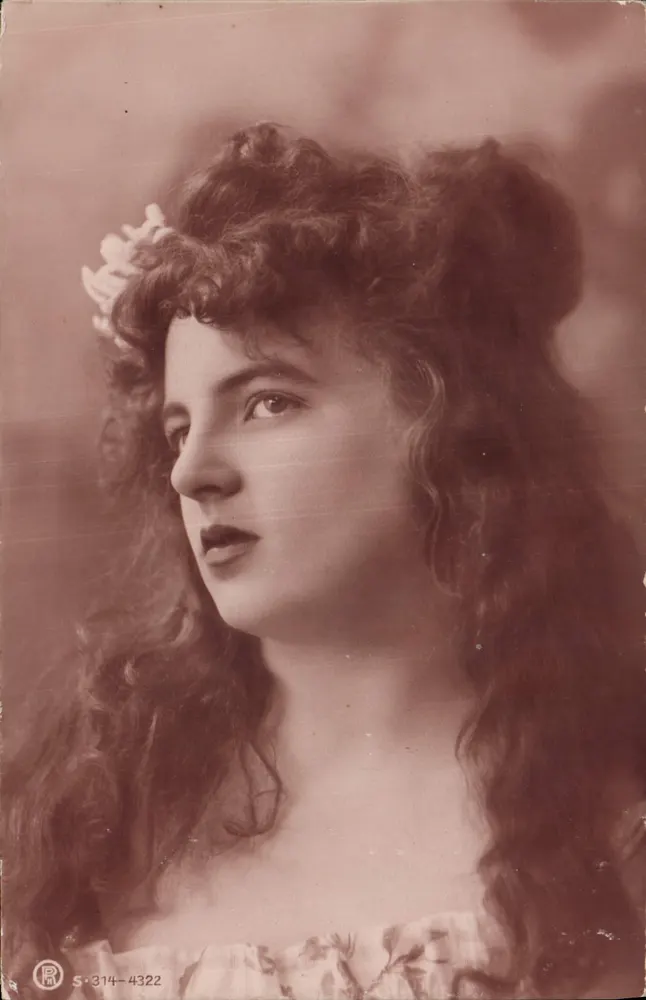 Mulher jovem com cabelos cacheados — flor nos cabelos — Série S-314-4322 - Frente