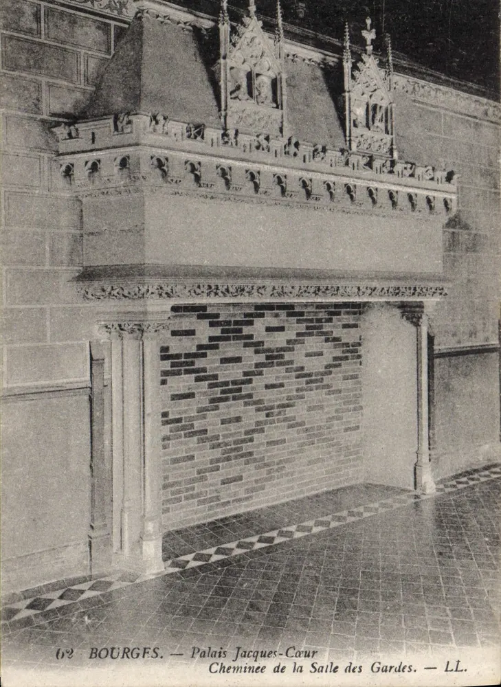 Bourges — Palast Jacques-Cœur, Kamin der Wachstube — LL - Vorderseite