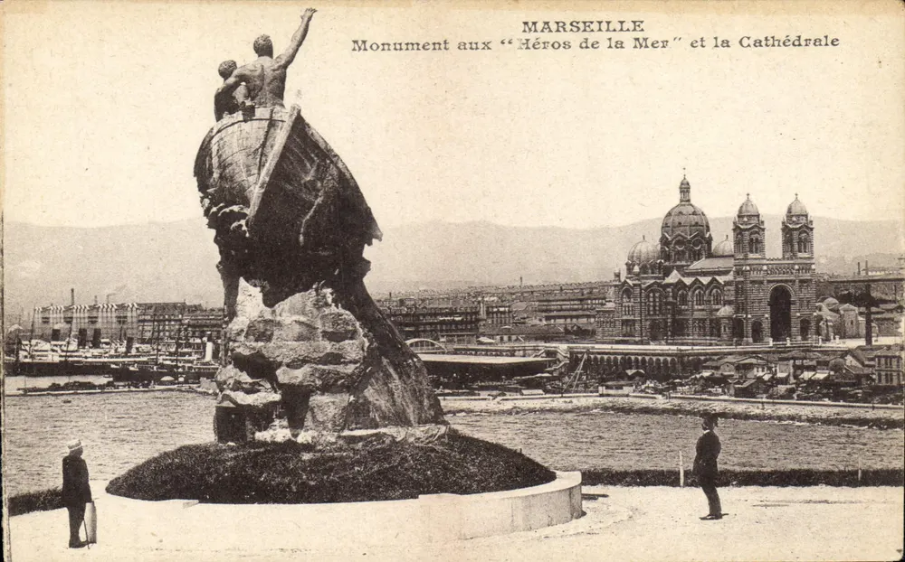 Marseille — Denkmal für die "Helden des Meeres" und die Kathedrale — Ansichtskarte - Vorderseite