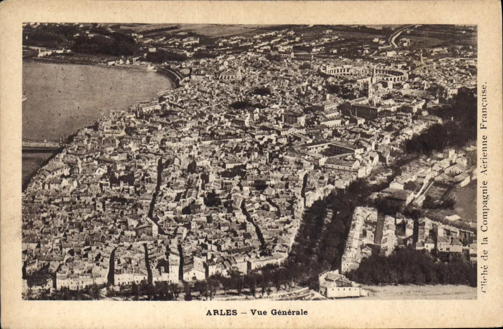 Arles — Vista Geral — Cliché da Compagnie Aérienne Française - Frente