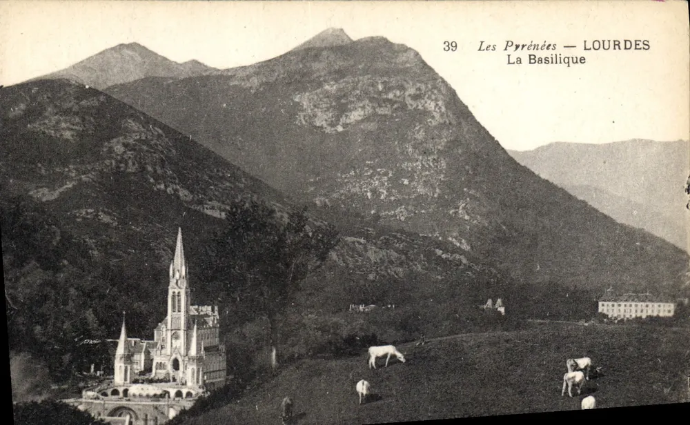 Os Pirineus — Lourdes — A Basílica - Frente
