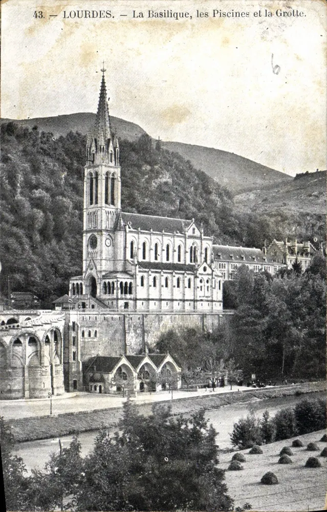 LOURDES — Die Basilika, die Becken und die Grotte — unbekannter Verleger, Nr. 43 - Vorderseite