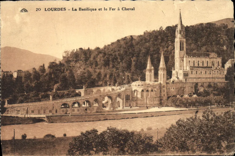 Lourdes - A Basílica e o Fer de Cavalo — Editor: Alsaïenne des Arts Photographiques, Strasbourg - Frente