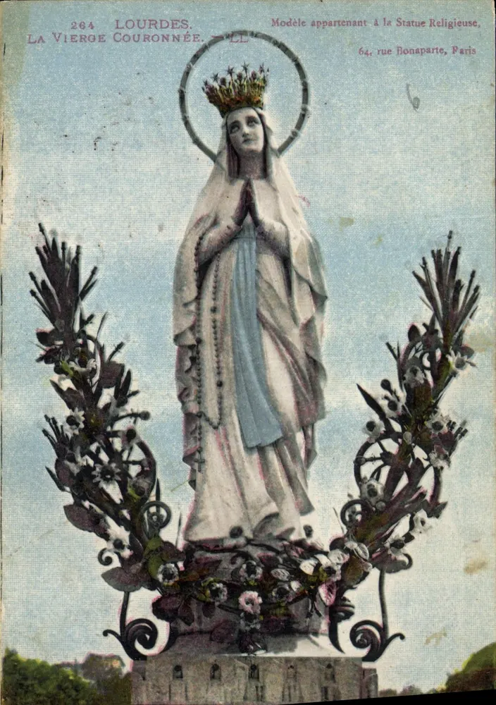 Lourdes — A Virgem Coroada — Estátua Religiosa, 64 rue Bonaparte, Paris - Frente