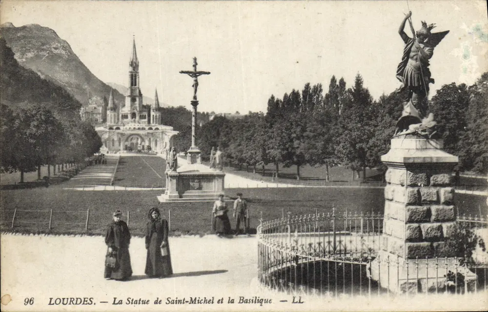 Lourdes — Die Statue des Heiligen Michael und die Basilika — LL - Vorderseite
