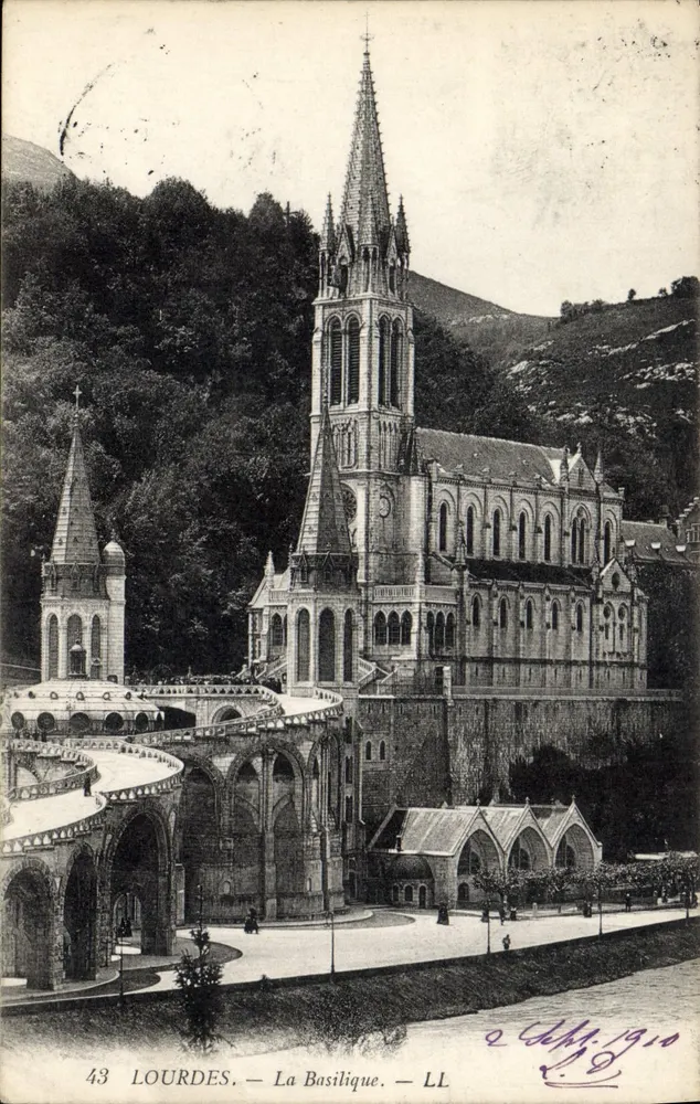 Lourdes — A Basílica — LL - Frente