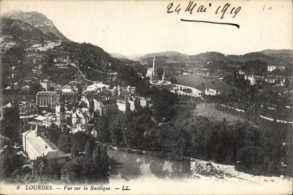 Lourdes — Vista da Basílica — LL. - Frente