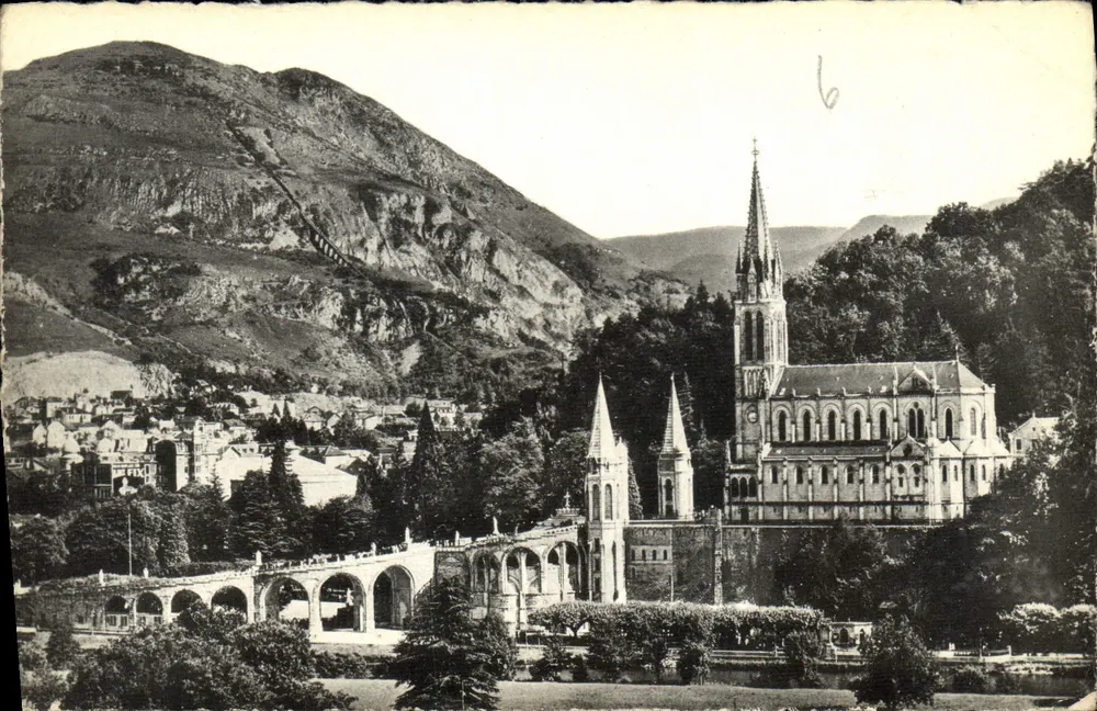 Lourdes — La Basílica vista desde un lado — Edit. P. Douet, Lourdes - Anverso