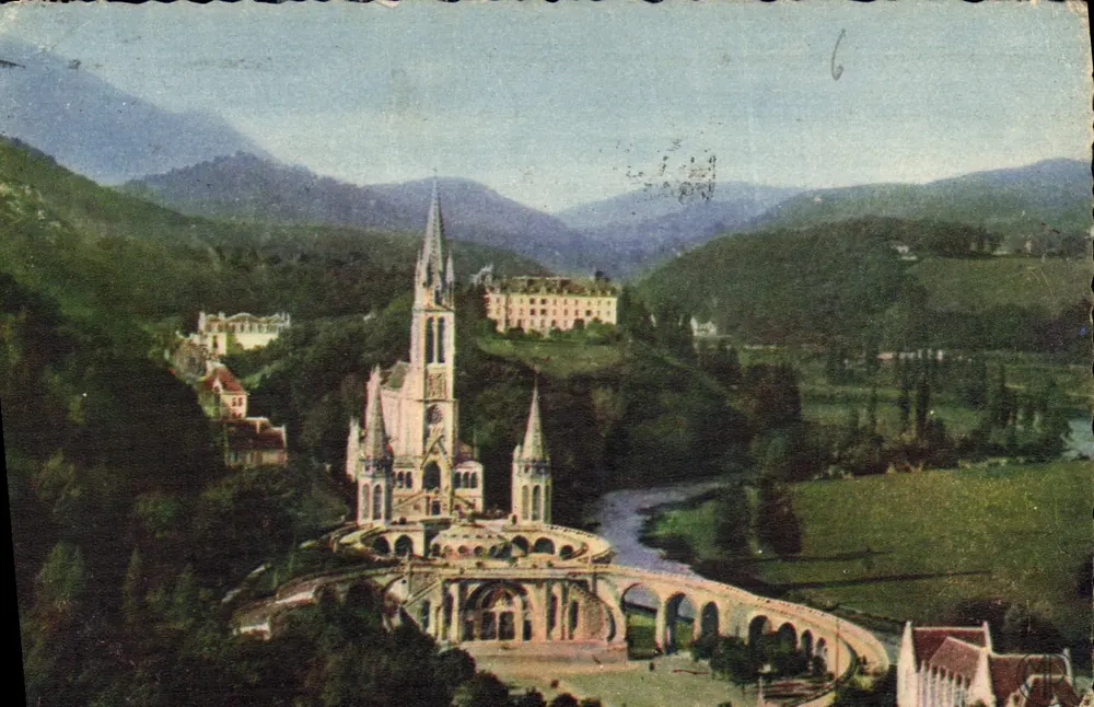 Lourdes — A Basílica vista do Forte — Edições Lourdes - Frente