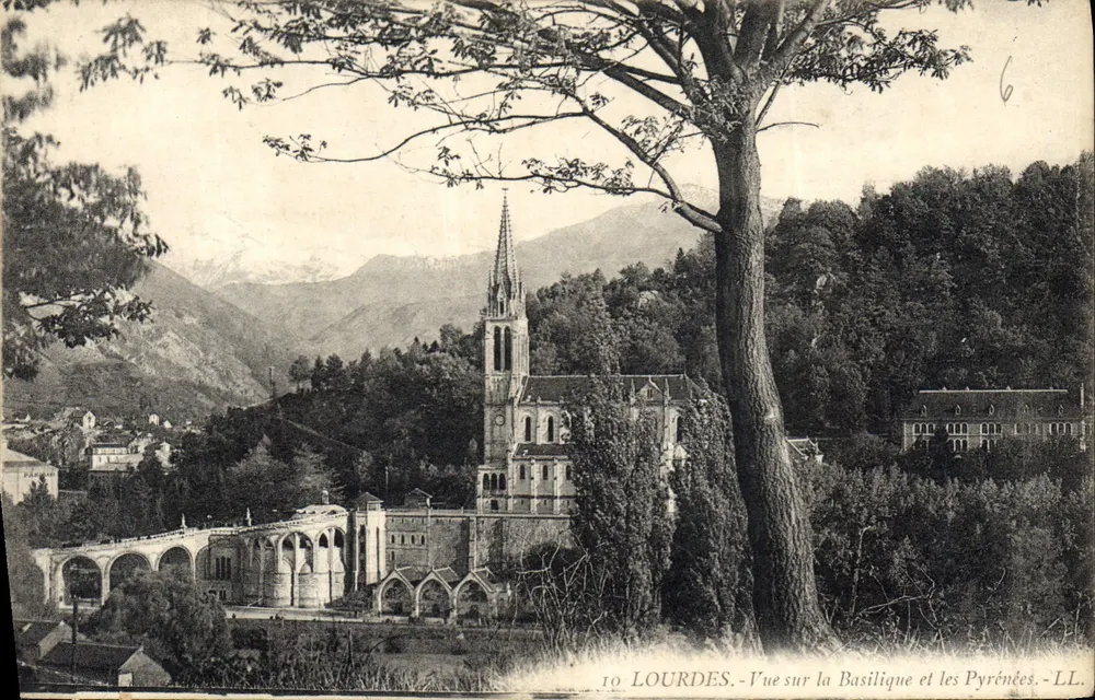 Lourdes — Blick auf die Basilika und die Pyrenäen — LL. - Vorderseite
