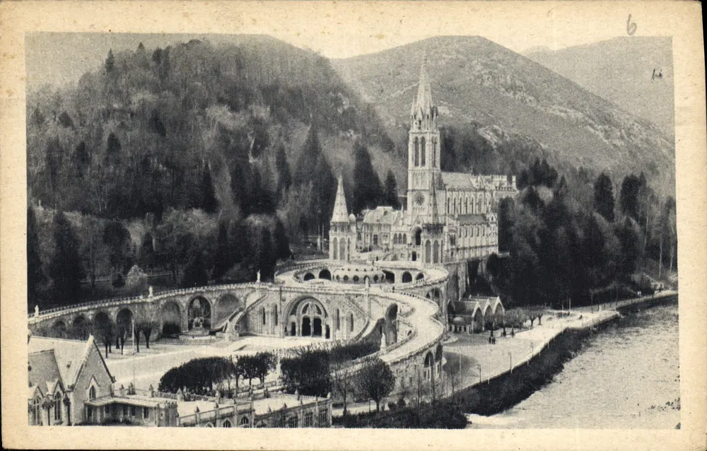 Lourdes — Vista geral da Basílica e do Castelo Forte — Édit. du Palais d'Art - Frente