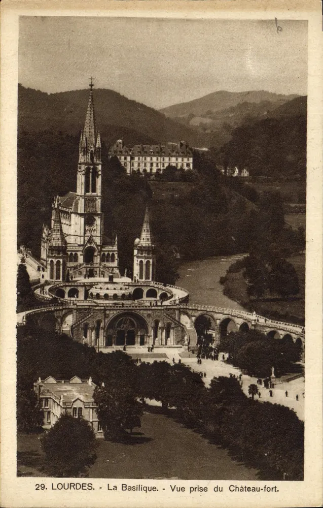 Lourdes - Die Basilika - Ansicht vom Schlossfelsen - Vorderseite