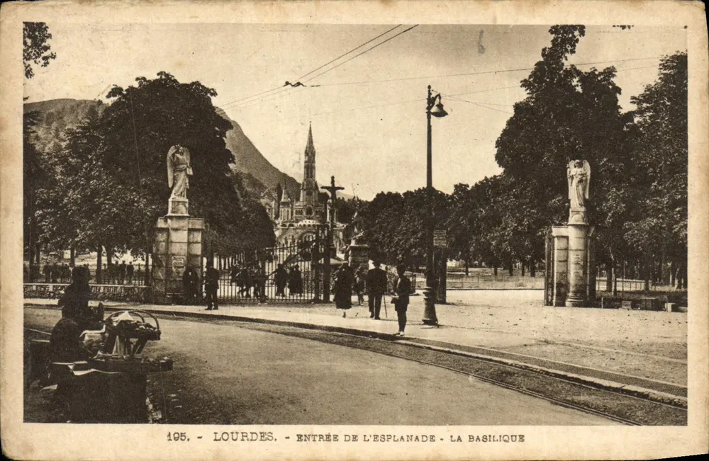 Lourdes — Entrée de l'Esplanade — La Basilique — éditeur : Lourdes, n° 105 - Voorkant