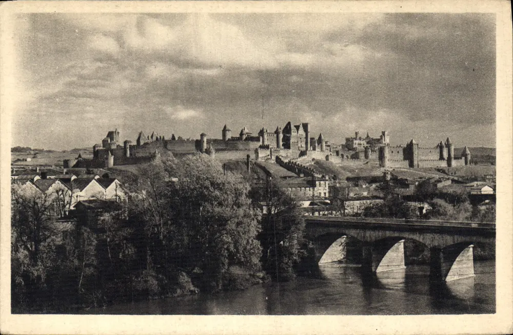 Carcassonne — Vista do castelo e do ponte — Serv. Commercial Monuments Historiques, Paris - Frente