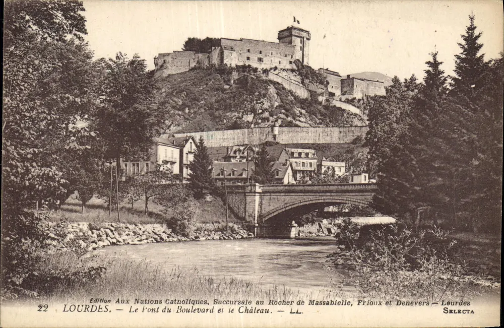Lourdes — Die Brücke des Boulevards und das Schloss — Felsen von Massabielle, Frioux und Denevers — Edition Aux Nations Catholiques, Filiale Lourdes — SELECTA - Vorderseite