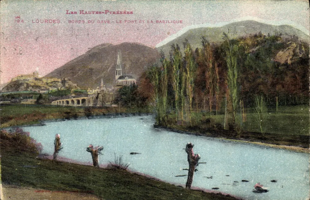 Lourdes - Ufer des Gave - Das Fort und die Basilika — Les Hautes-Pyrénées, Verlag L. PONTAIG - Vorderseite