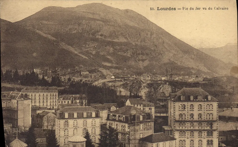 Lourdes — Vista do Pic du Jer a partir do Calvário — Edição Palais de Noire - Frente