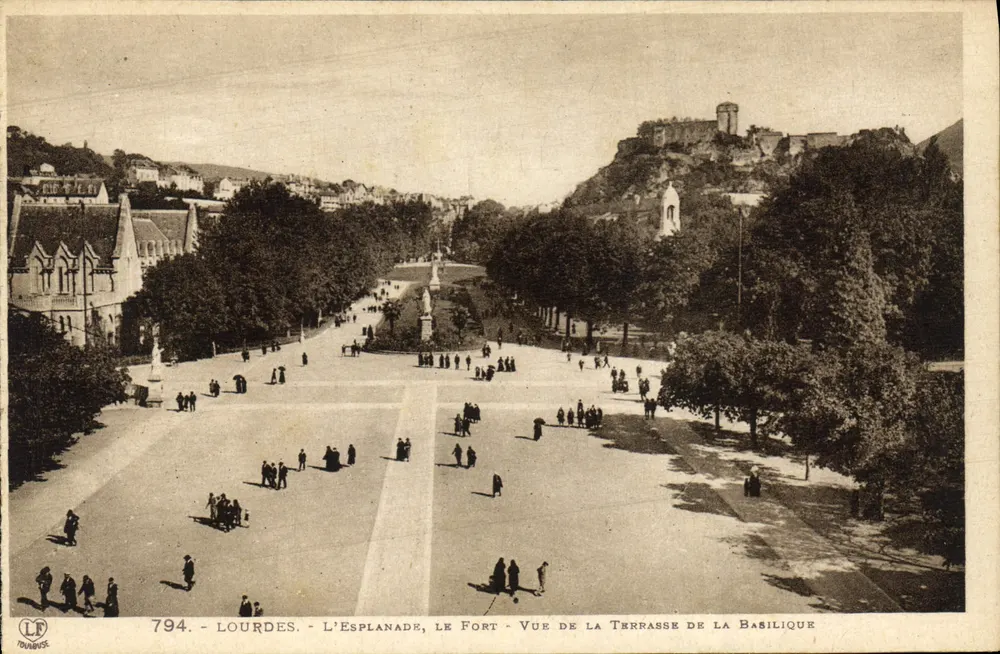Lourdes - Die Esplanade, Der Bergfried - Ansicht von der Terrasse der Basilika — Labouche Frères, n°794 - Vorderseite
