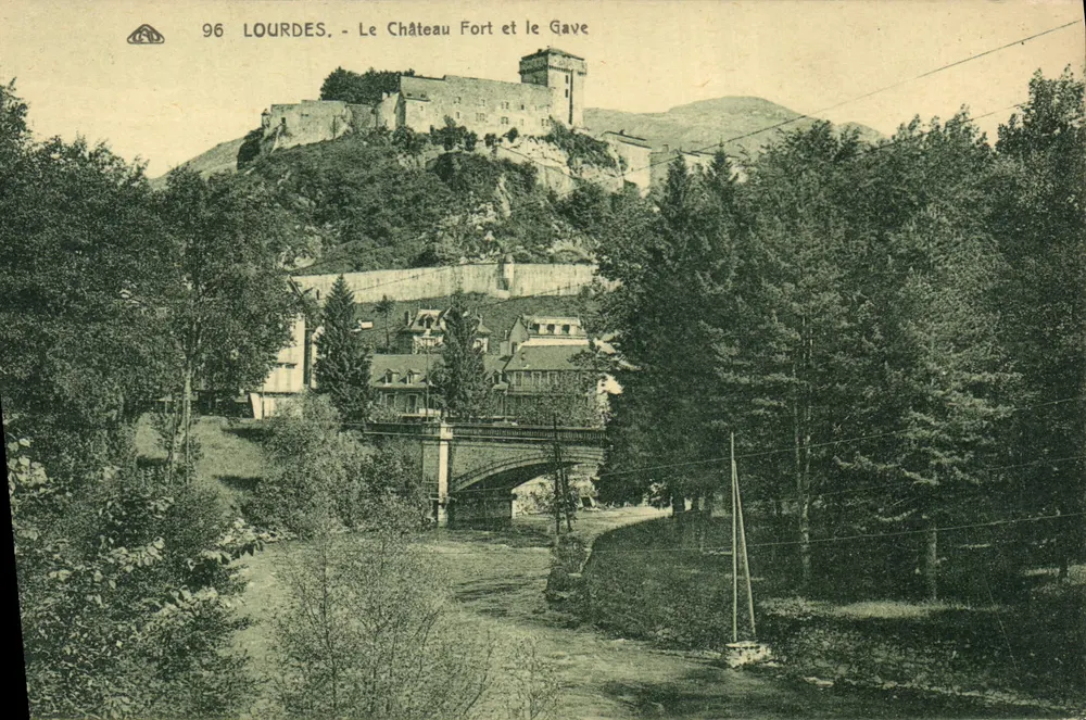Lourdes - Le Château Fort et le Gave — CPA n°96 - Recto