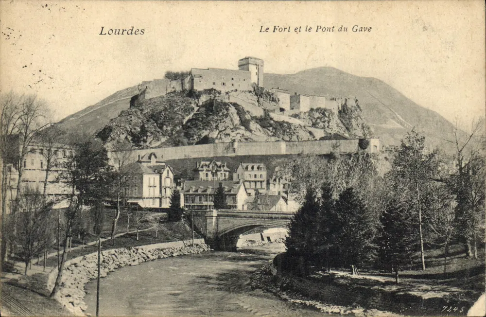 Lourdes — Das Fort und die Brücke über den Gave — unbekannter Verlag, Nr. 7245 - Vorderseite