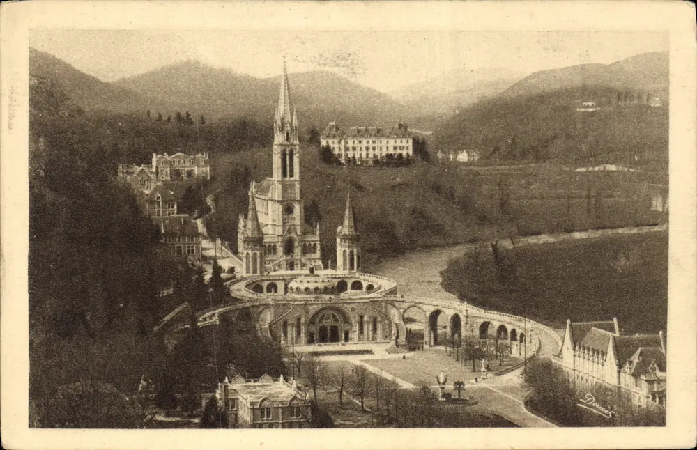 Lourdes — Die Basilika vom Château-Fort aus gesehen — P. Deléry, Lourdes - Vorderseite