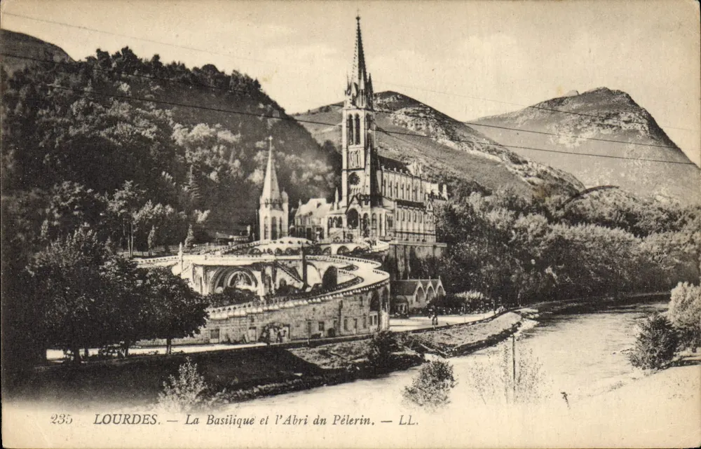 Lourdes — Die Basilika und das Pilgerlager — LL. n° 235 - Vorderseite