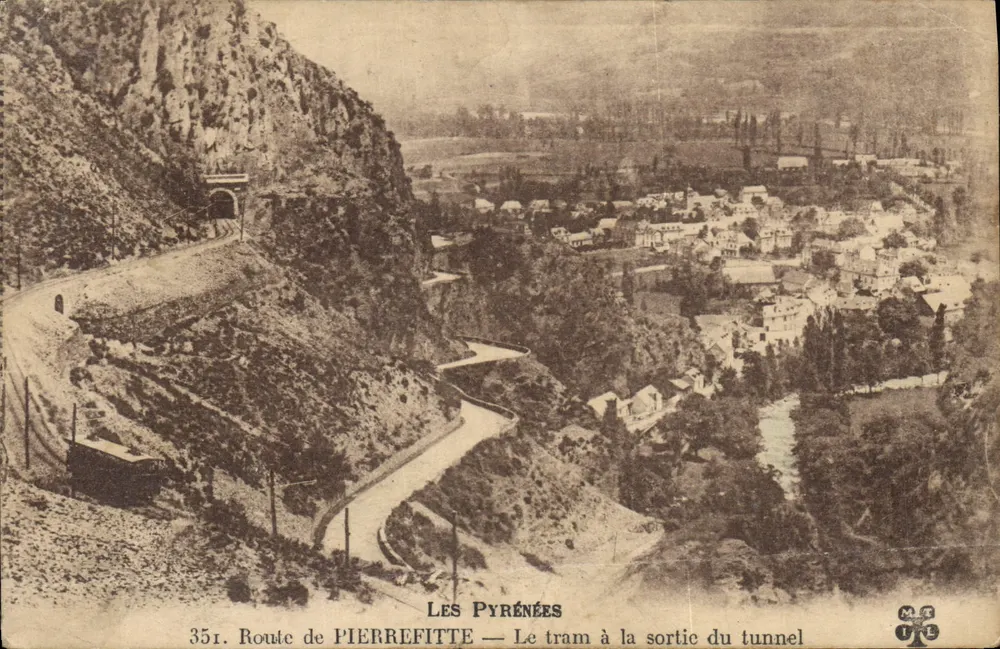 Pierrefitte — Der Tram am Tunnelausgang — Die Pyrenäen — n°351 - Vorderseite