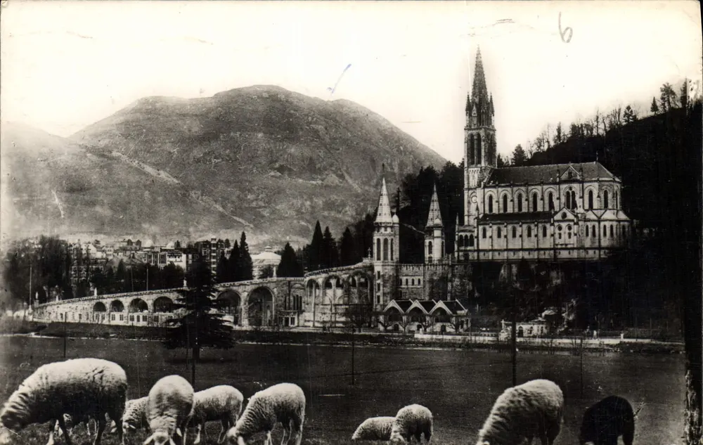 Lourdes — A Basílica e o Fic do Jer — Edição P. Dolcet Lourdes n°33 - Frente