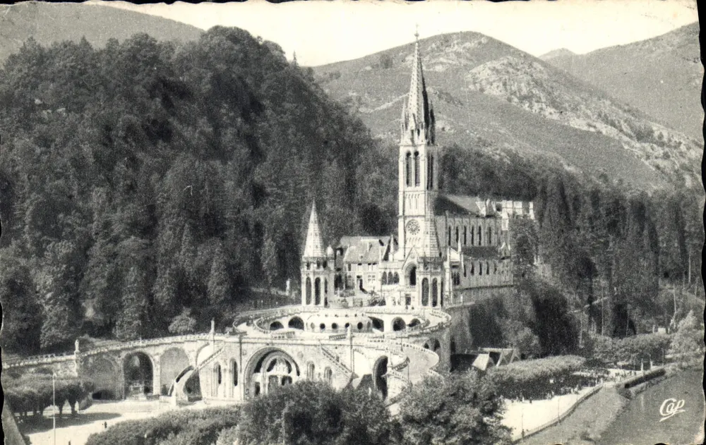 Lourdes — A Basílica e o Gave — Cap - Frente