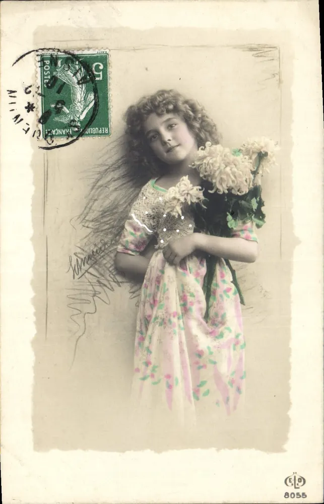 Niña en vestido floreado sosteniendo un ramo — ELD 8055 — Editor ELD - Anverso