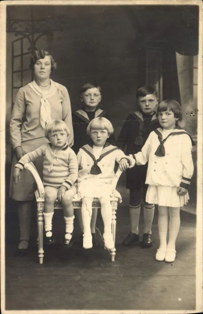 Familie mit Kindern in Seemannsuniformen — Photo Claeys - Sarron, Wervicq - Vorderseite