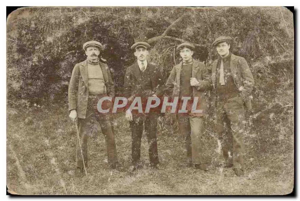 Quatro homens em traje da época — fundo vegetal — sem editor ou número visível - Frente