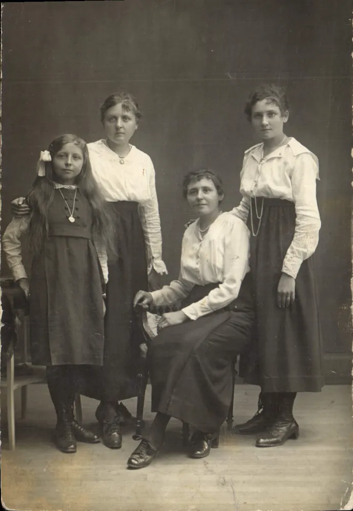 Portret van vier vrouwen — onbekende uitgever, serie-nummer niet zichtbaar - Voorkant