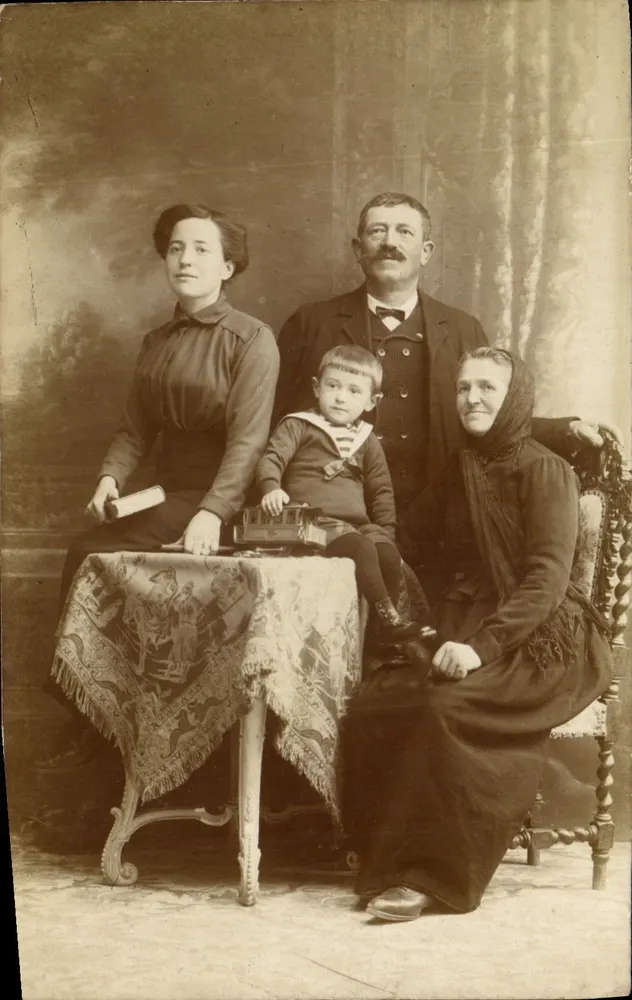 Família — estúdio de retratos — editor desconhecido - Frente