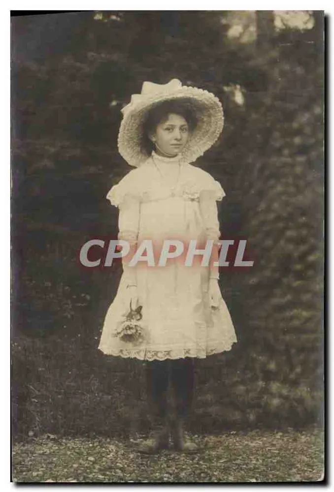 Menina jovem com vestido branco e chapéu de largas bordas — fotografia — editor não identificado - Frente