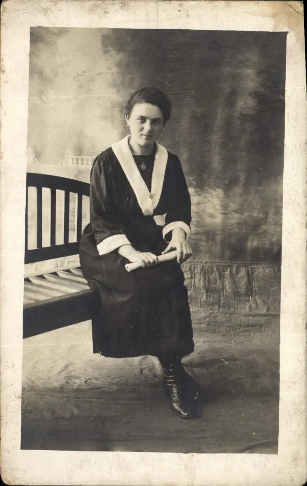 Femme en robe noire à col blanc — portrait studio — éditeur non visible - Frente