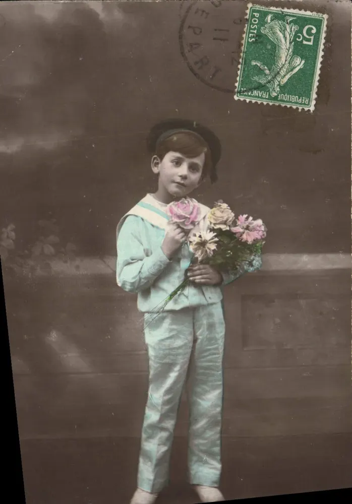 Criança com traje marítimo segurando um buquê — carta postal francesa com selo verde de 5c - Frente