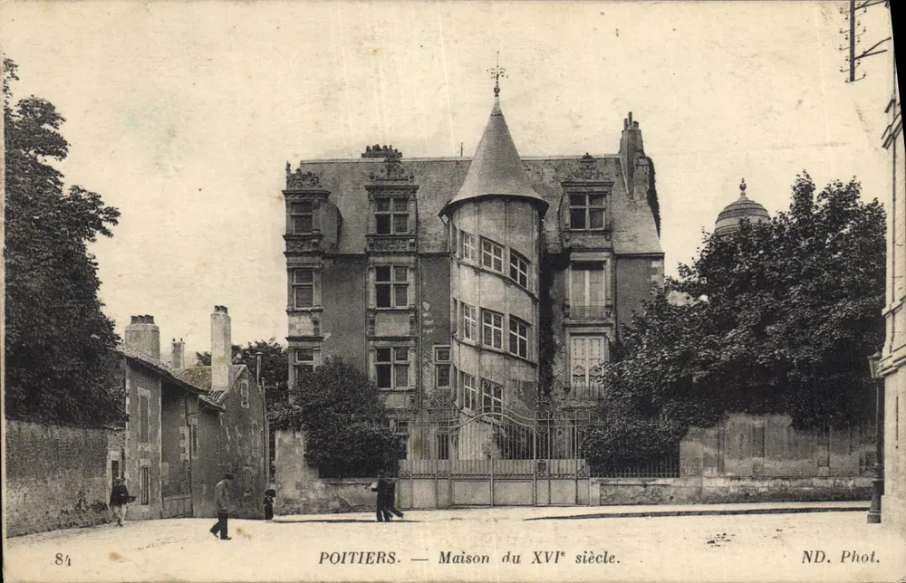 Poitiers — Casa do século XVI — ND. Fot. - Frente