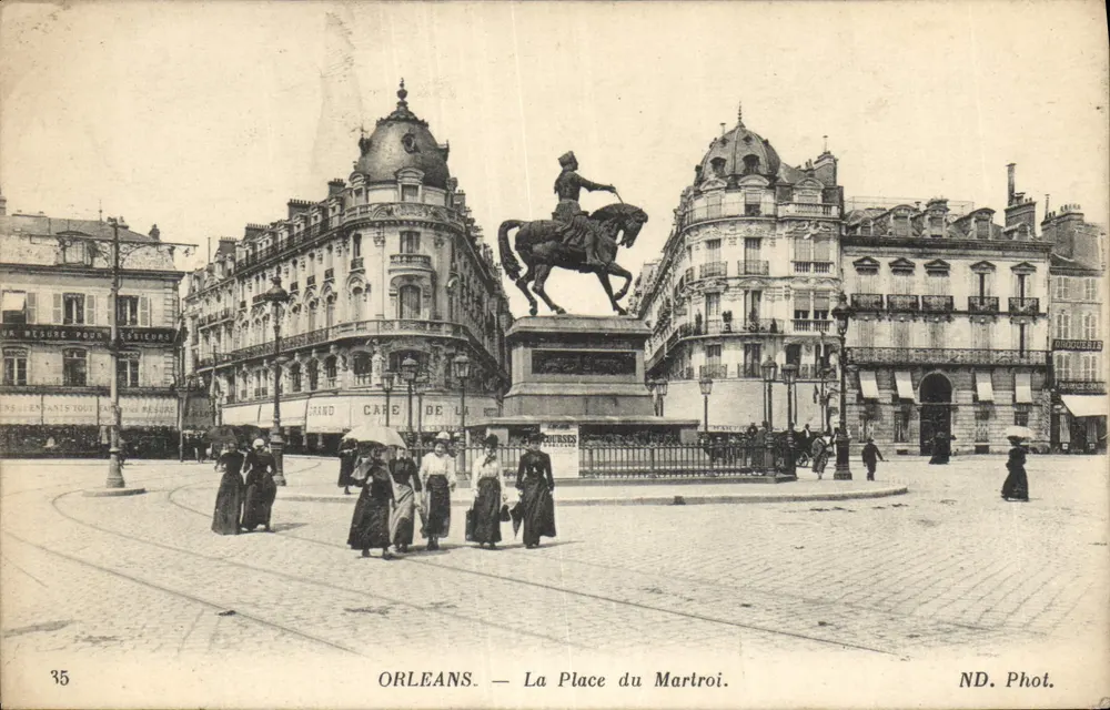 Orléans — A Praça do Martroi — ND. Fotografia. - Frente