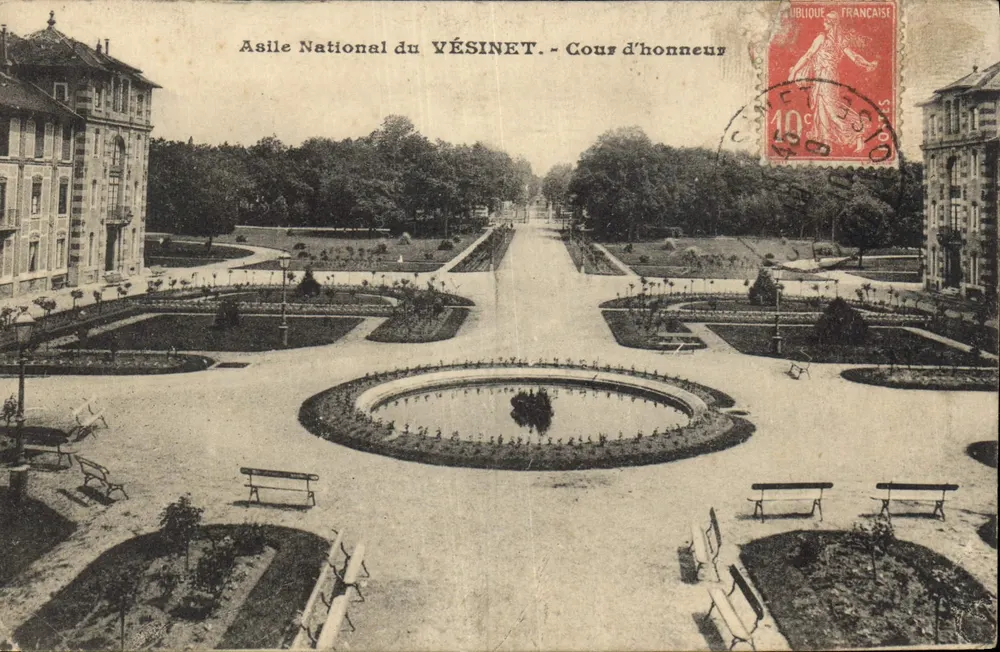 Asilo Nacional do VÉSINET - Cours d'honneur — editor desconhecido, número de série não visível - Frente
