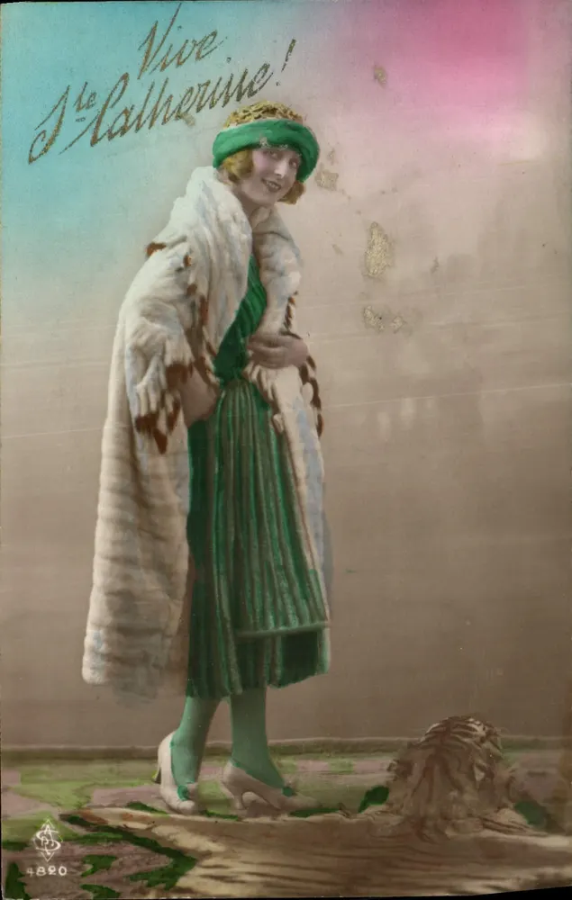 Mulher com vestido verde e capa de pele — 'Viva Catherine!' — editor n° 4820 - Frente