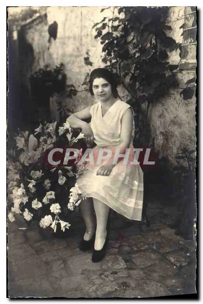 Mulher sentada entre flores — jardim — Carte postale datée 8 juin 1930 - Frente