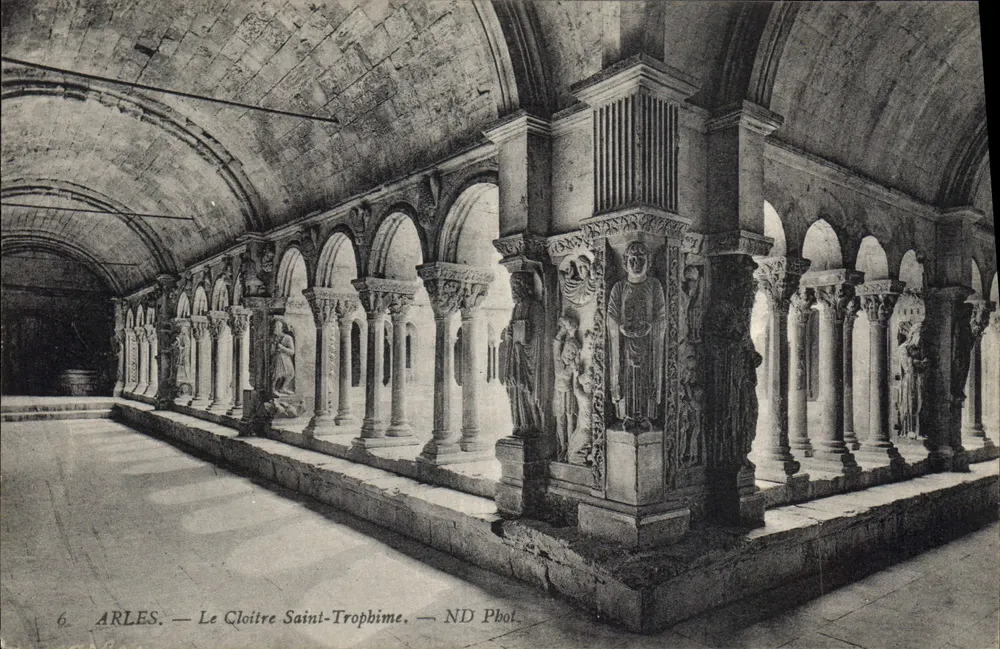 Arles — O Claustro de São Trofimé — ND Pbot. - Frente